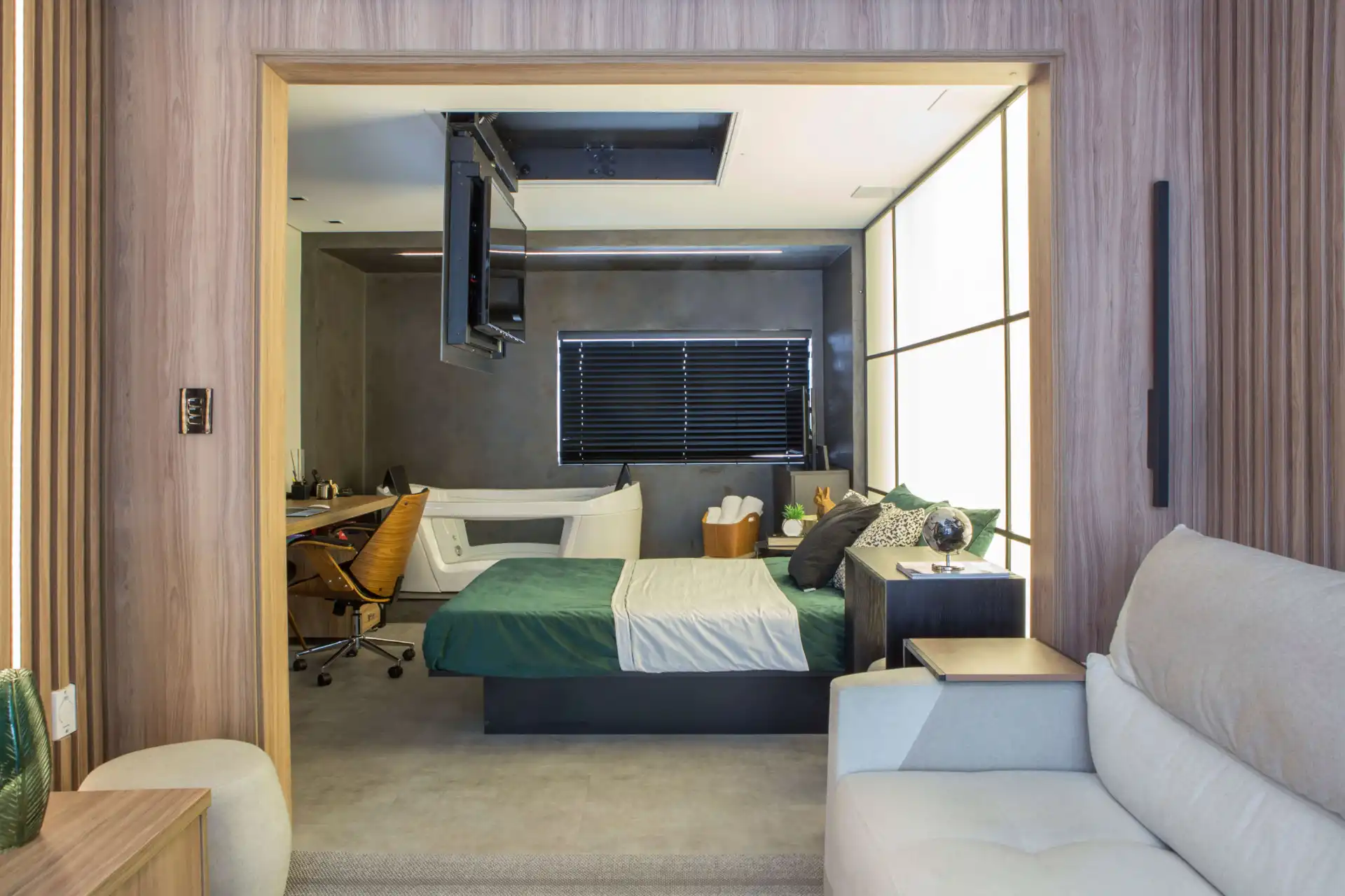 Televisão suspensa no teto com suporte eletrônico